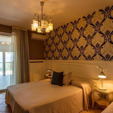 Hotel Maximilian Бардолино Стая снимка